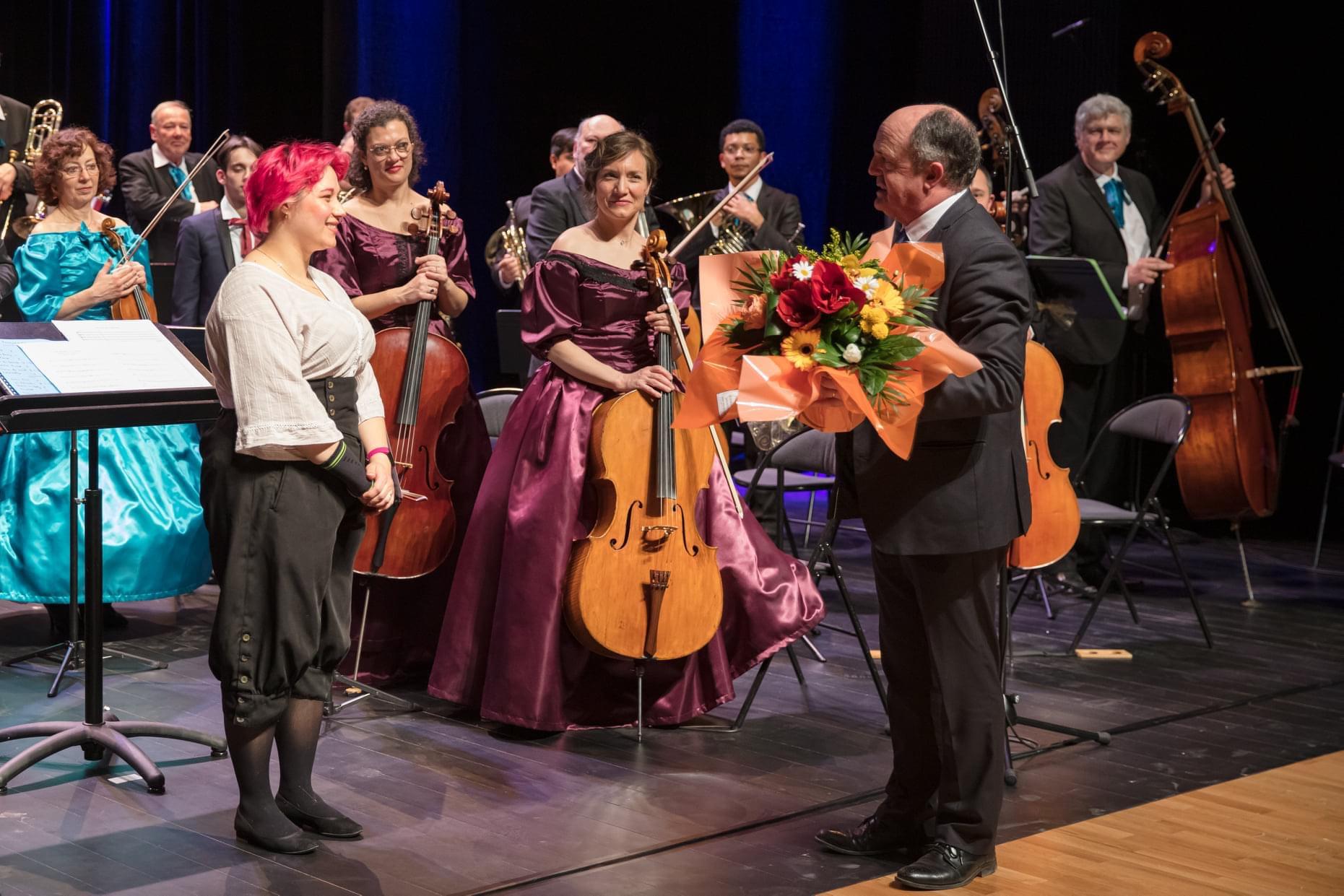 remise des fleurs lors d'un concert