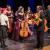 remise des fleurs lors d'un concert